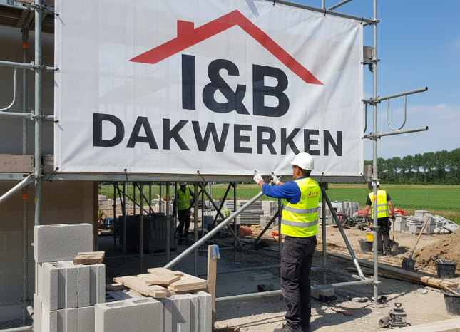 Professionele dakdekker aan het werk - I&B Dakwerken België