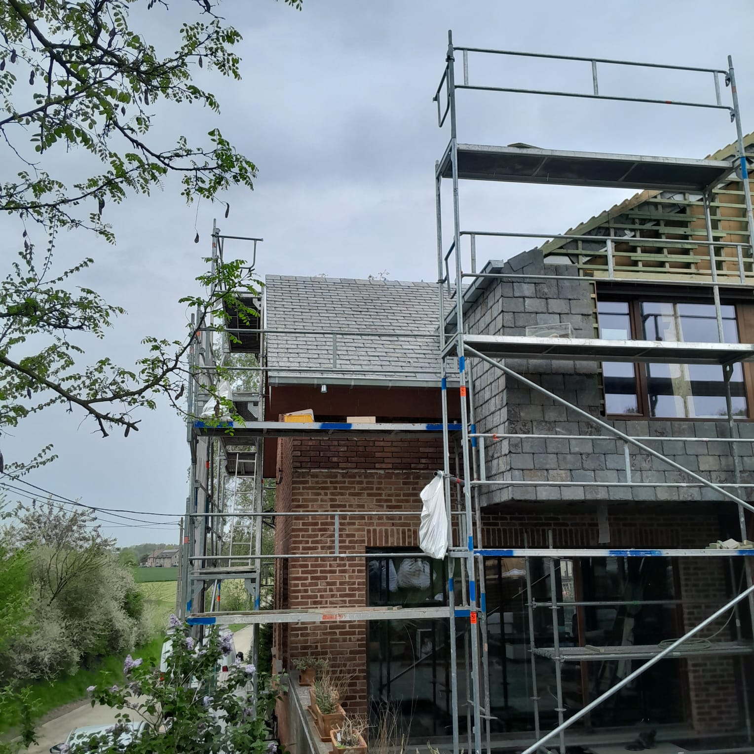 Nieuwbouwwoning met leiendak en steigers